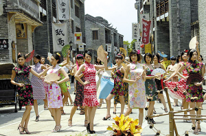 佳丽们妖娆多姿的身影醉倒了不少过往游客