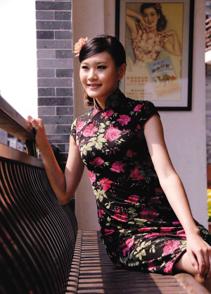 风姿绰约的西关女子凭栏远眺，悠长的青云巷、古朴的趟栊门、精致的满洲窗尽收眼底