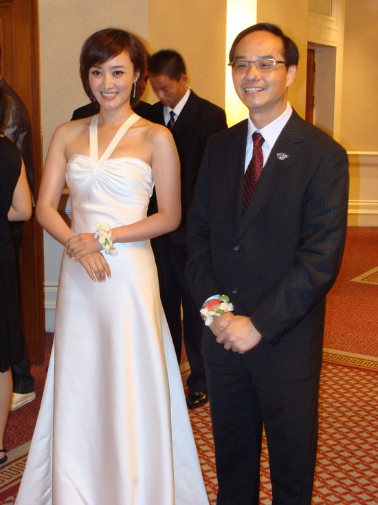 美女主播暗战嘉人夜 赵子琪优雅侯佩岑性感(图)