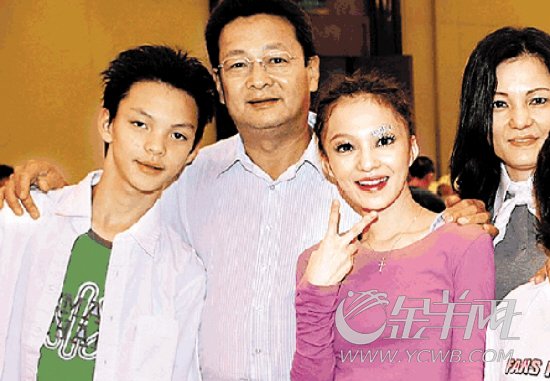 张韶涵(右二)与父(左二)母(左一)、弟弟合影