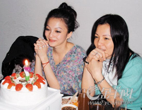 张韶涵(左)25岁生日会上，妈妈为她点蜡烛
