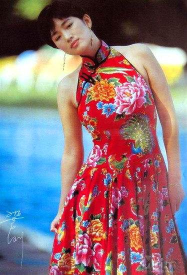 巩俐首次令国际惊艳的灯笼布旗袍