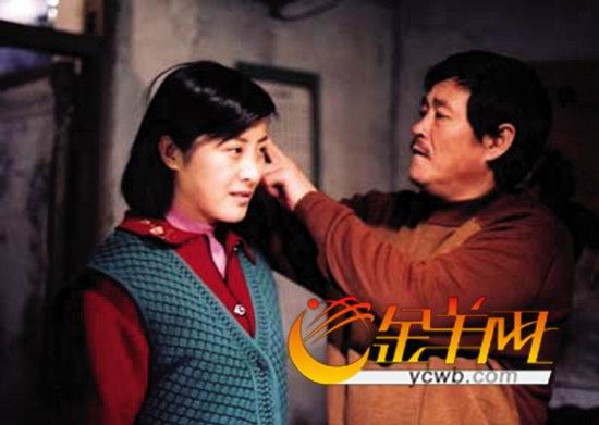 在赵本山(右)的《马大帅》里演“玉芬”，让王雅捷崭露头角