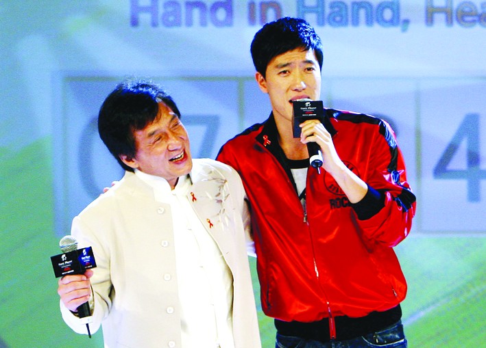 11月2日，刘翔(右)和成龙在慈善晚宴上演唱《真心英雄》。