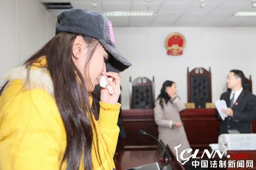 张宁益法庭上不时拭泪(肖利民摄)