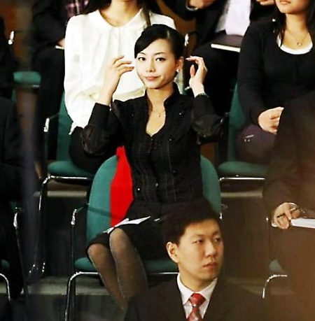 “颇具镜头感”的脱衣照