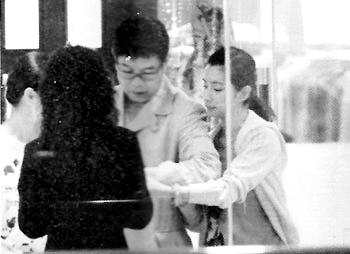 李冰冰与神秘男子逛街购物，这个男子传就是石涛