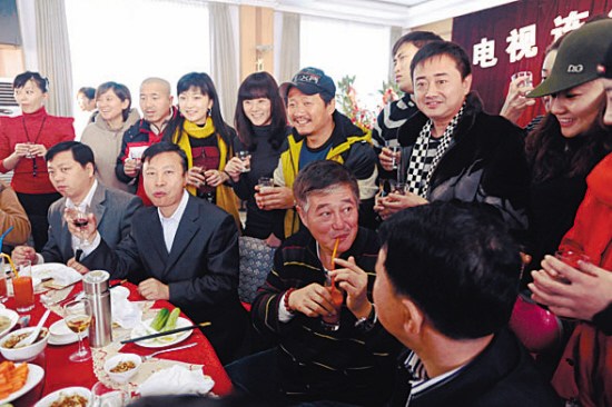 赵本山喝着胡萝卜汁 