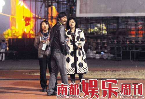 9月11日，刘晓庆在辽宁省朝阳市参加演出，与新欢易钢形影不离。