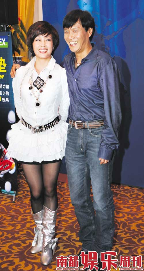 本报报道之后一个月左右，10月28日，刘晓庆与旧爱阿峰牵手在京出席活动，企图消除“甩掉患难老公”传闻。