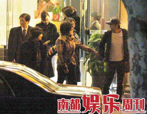 刘晓庆伸手想拉住易钢，两人的熟稔不言自明。