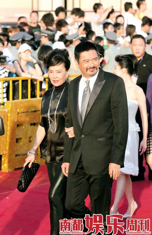 发嫂陈荟莲是新加坡富商独女，自与发哥结婚后，两人几乎总是形影不离。