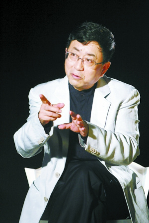 有网友发起了“华语世界文盲”评选，余秋雨在榜单中意外登顶，成为“华语世界第一文盲”。