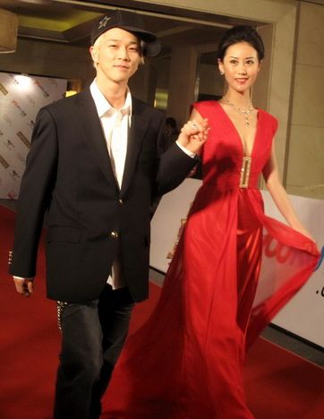 于珈若火红亮相红人榜优雅牵手韩国舞王