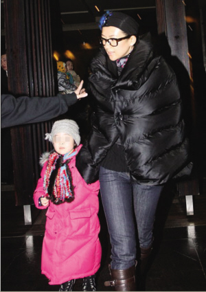 章子怡带小侄女出门散步