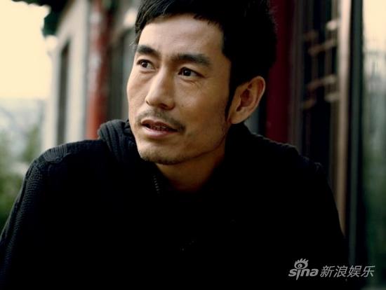 面容淡定,气定神闲,在冬季的冷风里传递出一丝温暖,些许刚毅