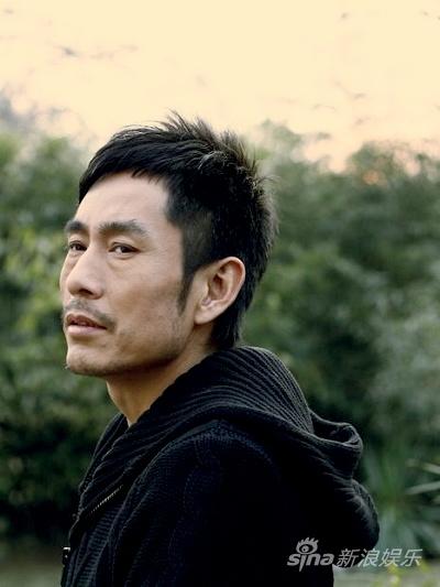 面容淡定,气定神闲,在冬季的冷风里传递出一丝温暖,些许刚毅