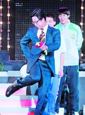 白岩松自称“摇滚中年”（CFP供图）