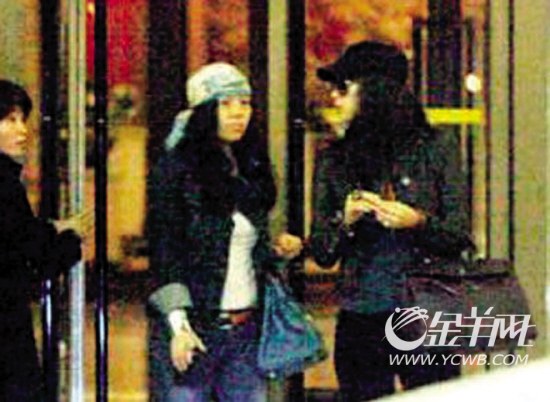 章子怡（右）与赵欣瑜曾结伴去做SPA