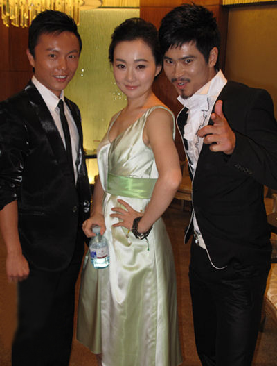 孙卉凝(中)与谢苗(左)