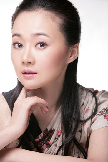 孙卉凝首登风尚志 化身美肤达人选购忙(图)