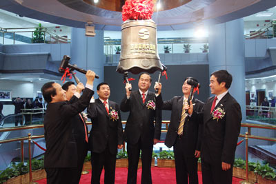 (图为：保定市常务副市长马誉峰(右三)、巨力索具董事长杨建忠(右三)等敲钟。图片来源：新浪财经)