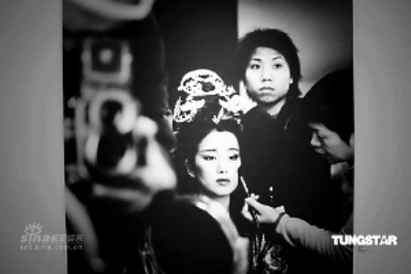 在去年嫣然基金晚宴上，周润发捐出的巩俐化妆照拍得318万元