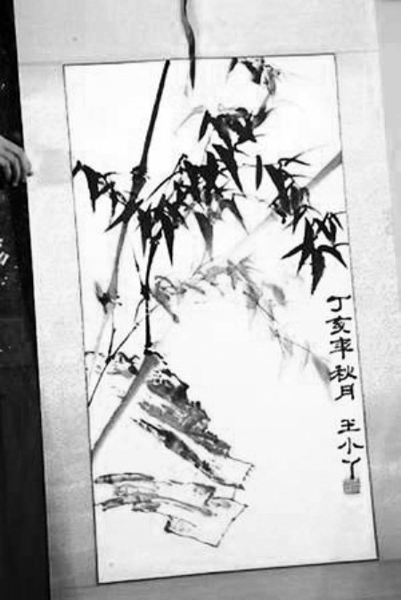 王小丫的水墨画作为礼品送给为央视冠名的标王