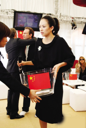 2008年5月,戛纳电影节上章子怡募捐(资料图片)