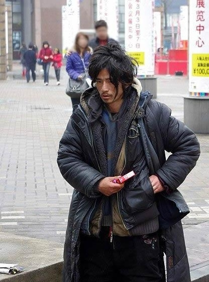 “犀利哥”每天第一件事就是抽烟