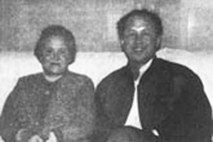 郭达与母亲在一起