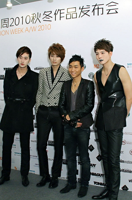 新浪娱乐讯 近日,兄弟联组合亮相上海时装周,助阵新锐设计师张驰的