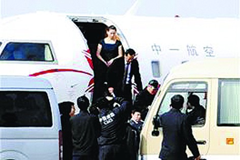 4月 24日，"本山号"造访舟山普陀山机场，随后飞往重庆。（资料片）