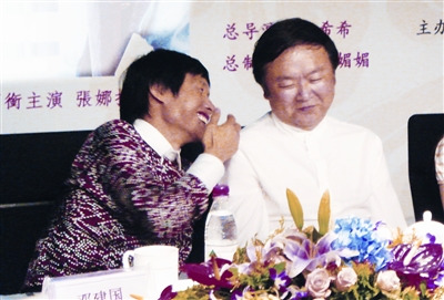 邓建国（左）高希希谈笑风生