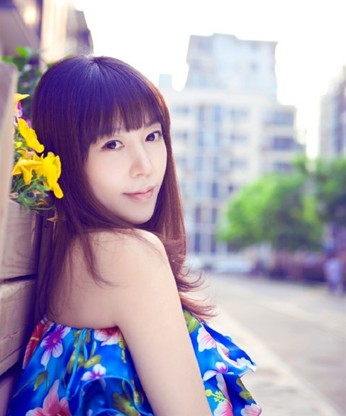 张子熙广告拍戏两不误 展现田园时尚写真