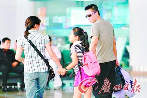 江珊和高曙光离婚后依然一起陪女儿度假