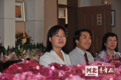 魏敏芝与丈夫一同现身石家庄。