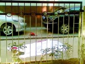 北京市朝阳区安苑北里１９号楼前，贾宏声坠楼后，尸体被盖上白布
