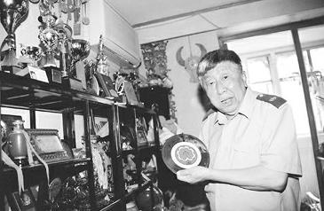 架子上摆满了奖杯