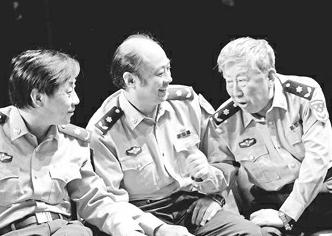 阎肃(右一)与同事谈论歌剧《江姐》