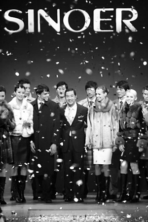 在代言了希努尔的产品后，张国立（中）成为其独立董事。