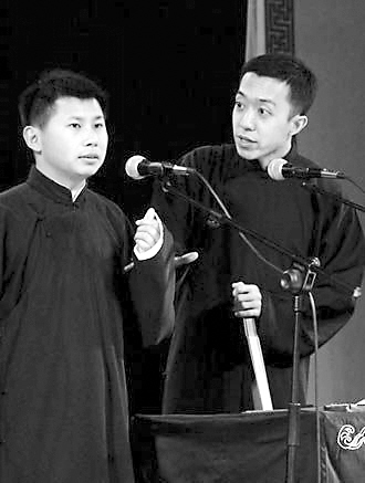 李菁（右）与何云伟