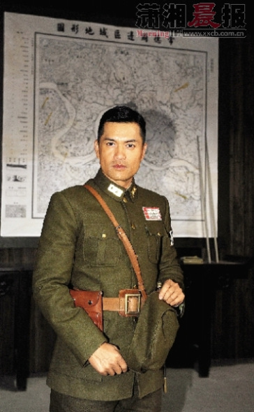 30年前的丁力，30年后的抗战名将余程万，吕良伟的演艺生涯起起伏伏，但他始终坚持着