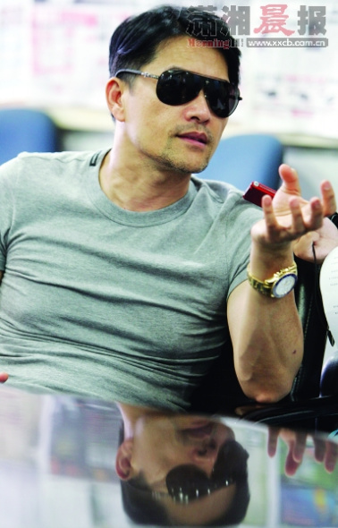 吕良伟来本报接热线。图记者殷建军