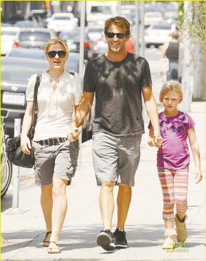 刚刚组成的一个三口之家