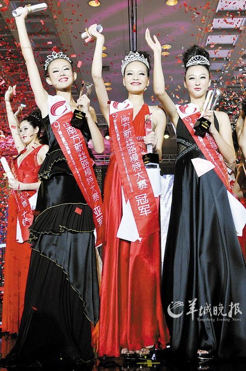 左起：亚军张馨月、冠军黎伟珊和季军邓文静