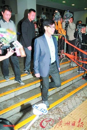 陈志云昨天带着王喜出入法庭。案件延至10月19日再审 律师表示其仍为TVB工作