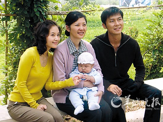 她（左一）在《唐山大地震》 