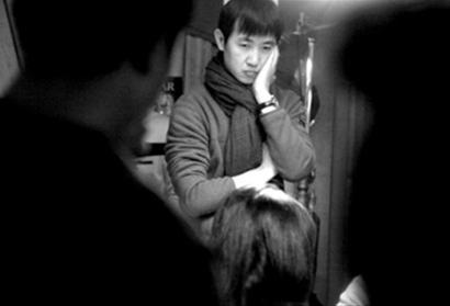 鄢颇在片场照片。 资料图片 