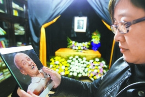 女儿为黄宗江设立灵堂